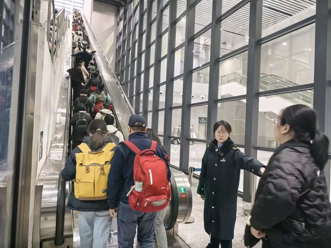 绍兴北站在电梯口关键岗位加强看护引导  田平秀 摄