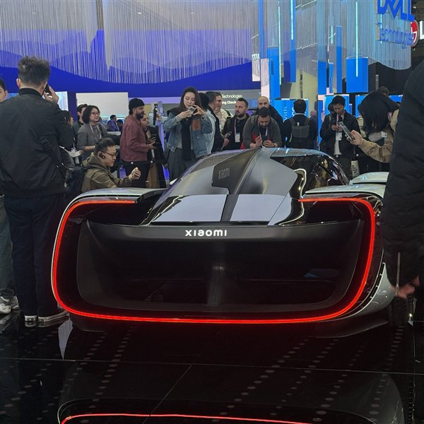 Xiaomi Vision Gran Turismo的舞超车尾采用了环形灯带设计；图源：虎嗅拍摄