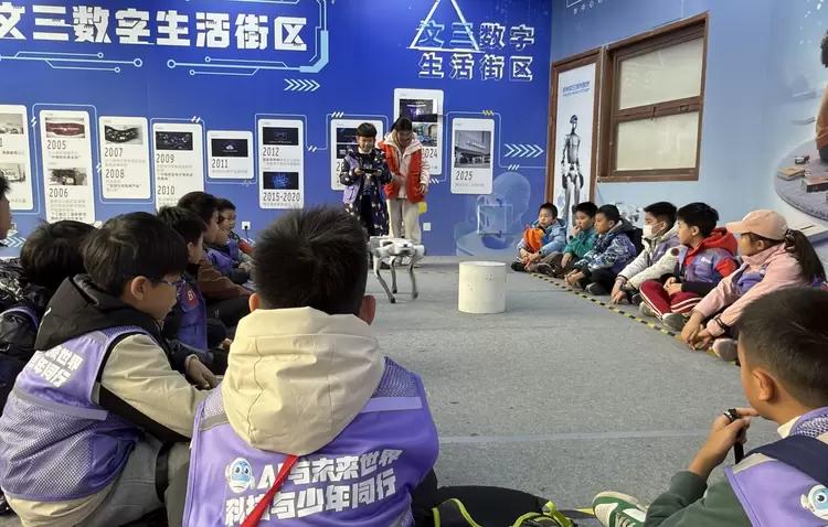 杭州六小龙科技馆——孩子体验机器狗&机器人操控