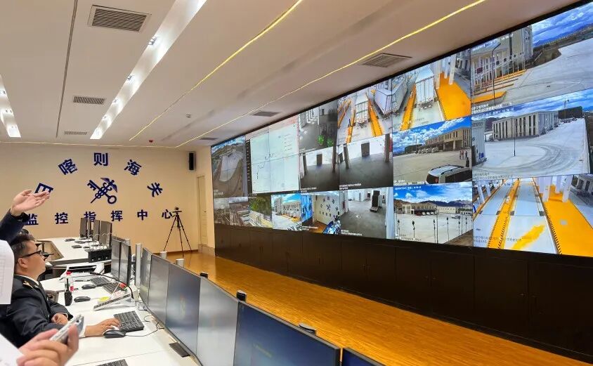 图为日喀则海外陆地港海关监控大屏。
