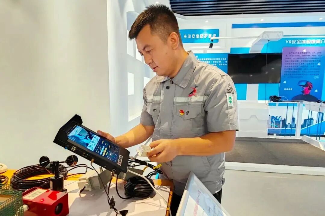 衡新博在调试设备（资料图）。