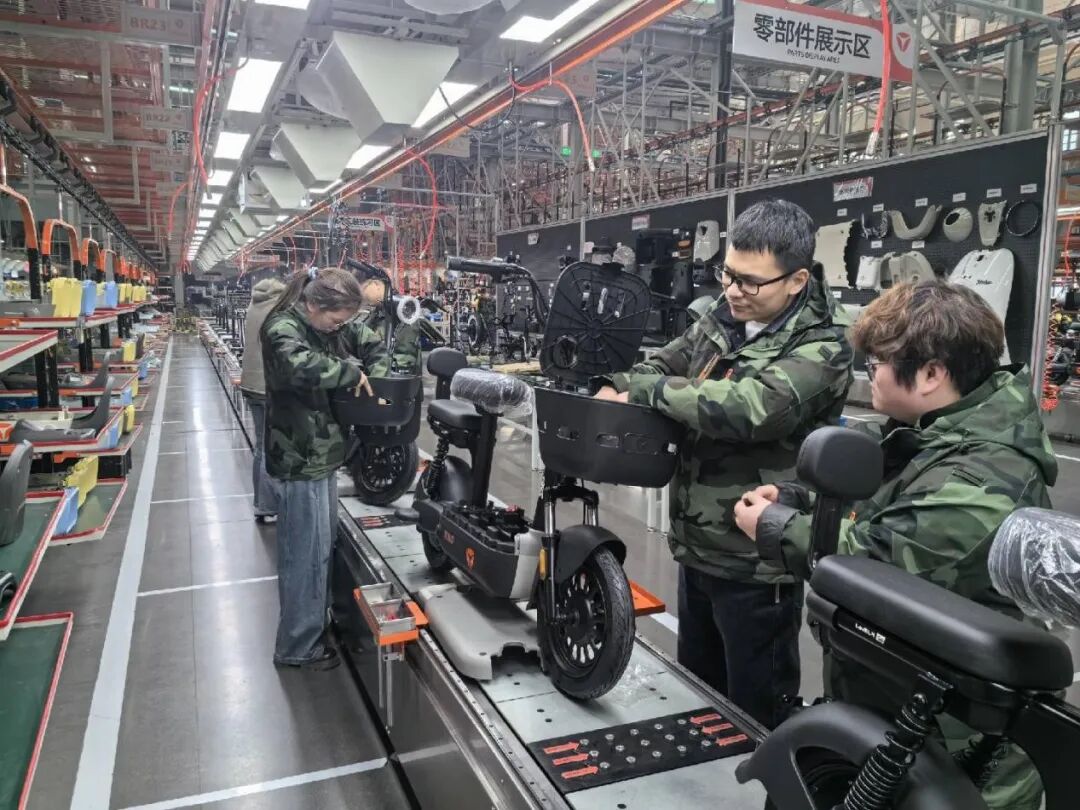 （右二）周俊在活水线上使命