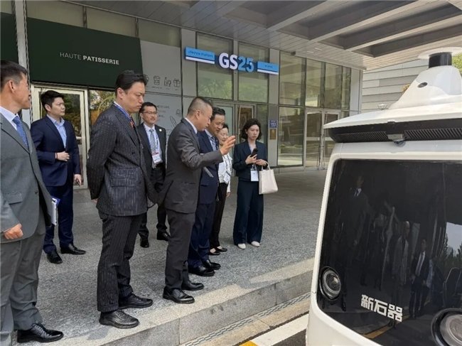 图片为“2025中韩经济产业论坛”期间，中国驻韩国大使戴兵实地考察新石器无人车运营情况