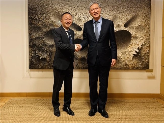 余恩源（左）拜会卢载宪（右）