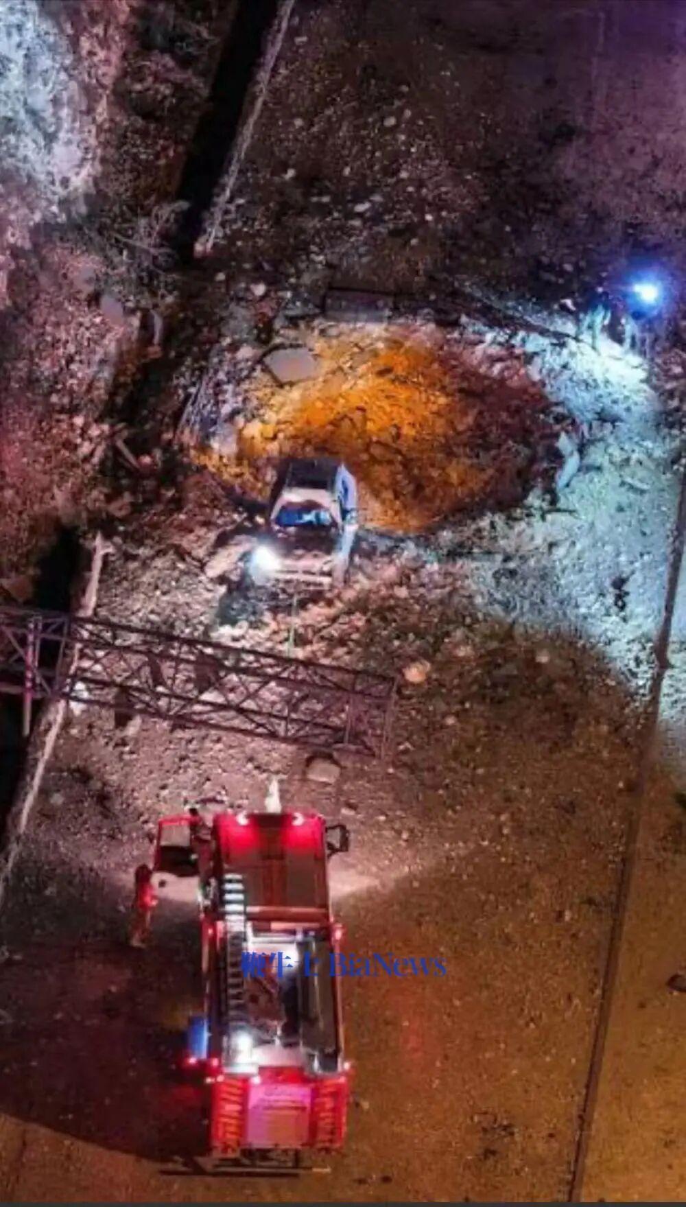 图中显示，一辆比亚迪元PLUS贴身接了一发导弹，不幸被爆炸波及。