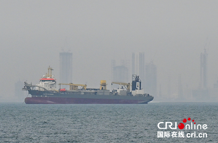 当地时间3月2日，由于霍尔木兹海峡出现航行中断，商业船只在迪拜海岸外停泊。（图片来源：视觉中国）