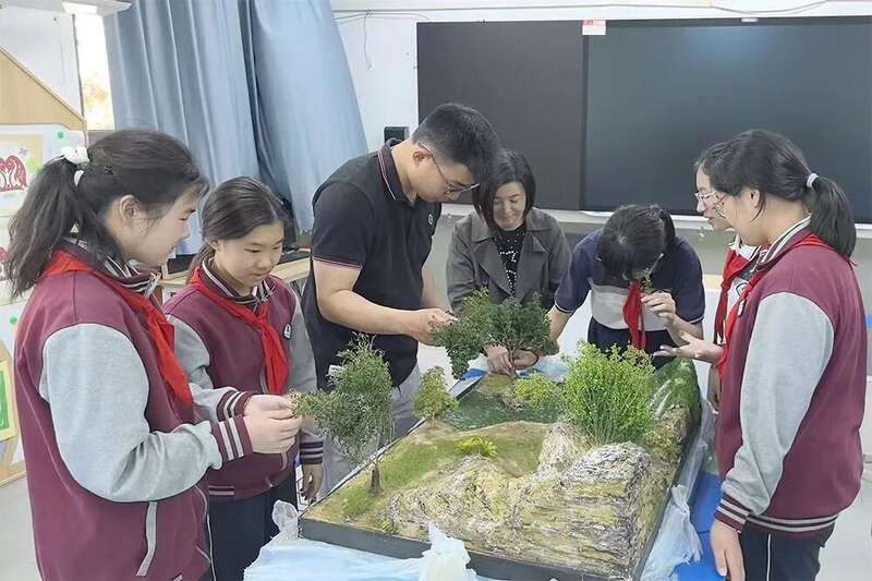 上海市曲阳第二中学教师带领学生在科幻小说写作课上开展跨学科实践。上海市教委供图