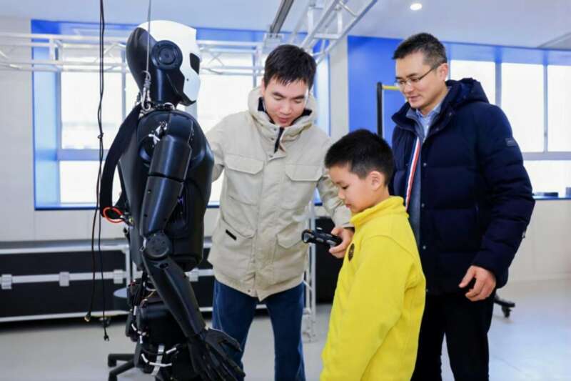 学生在杨浦区青少年人工智能学院实验室参加实践活动。上海市教委供图