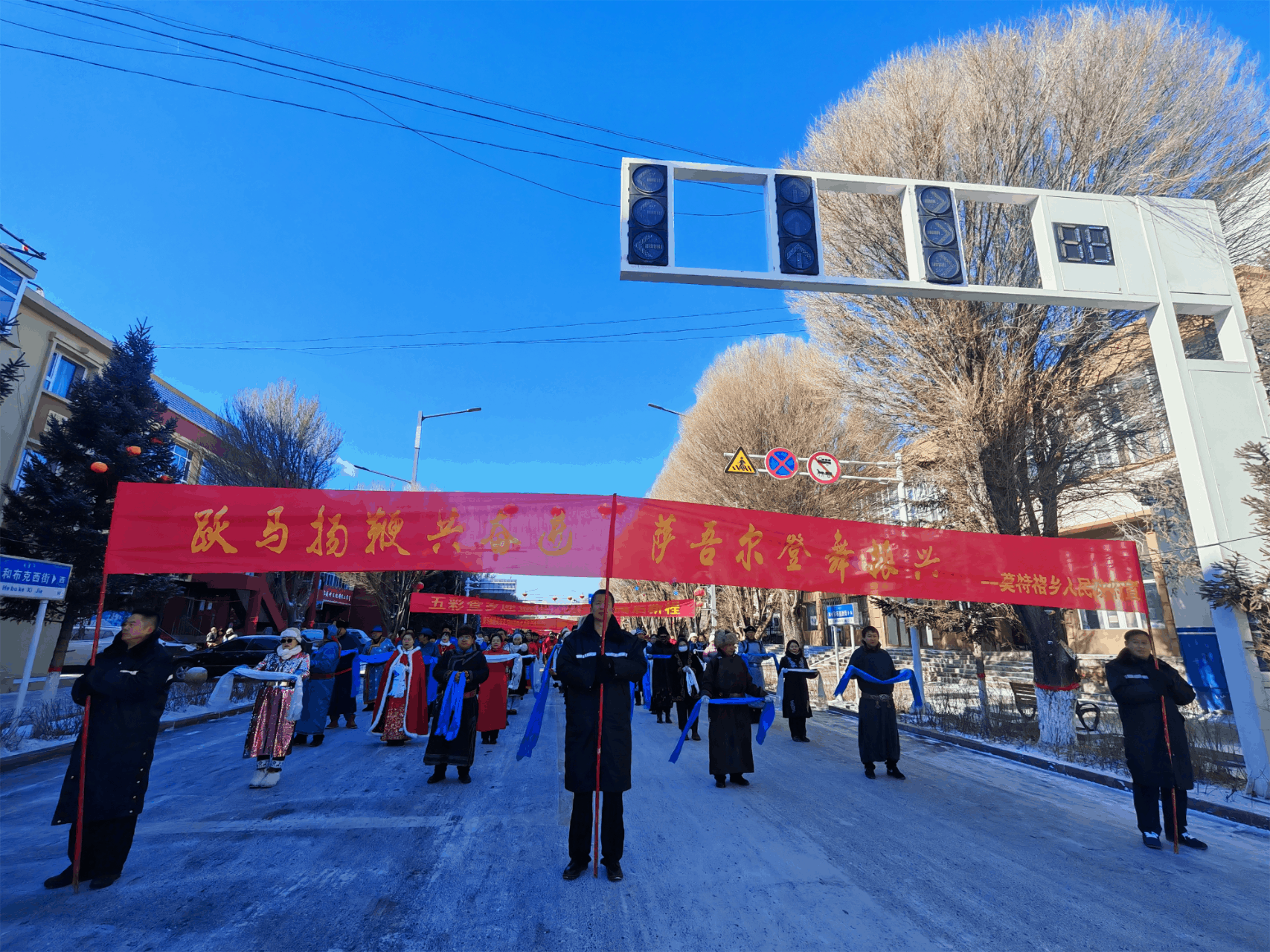 19支特色方队整齐列队前行 （央广网记者 郭璁悦 制图）