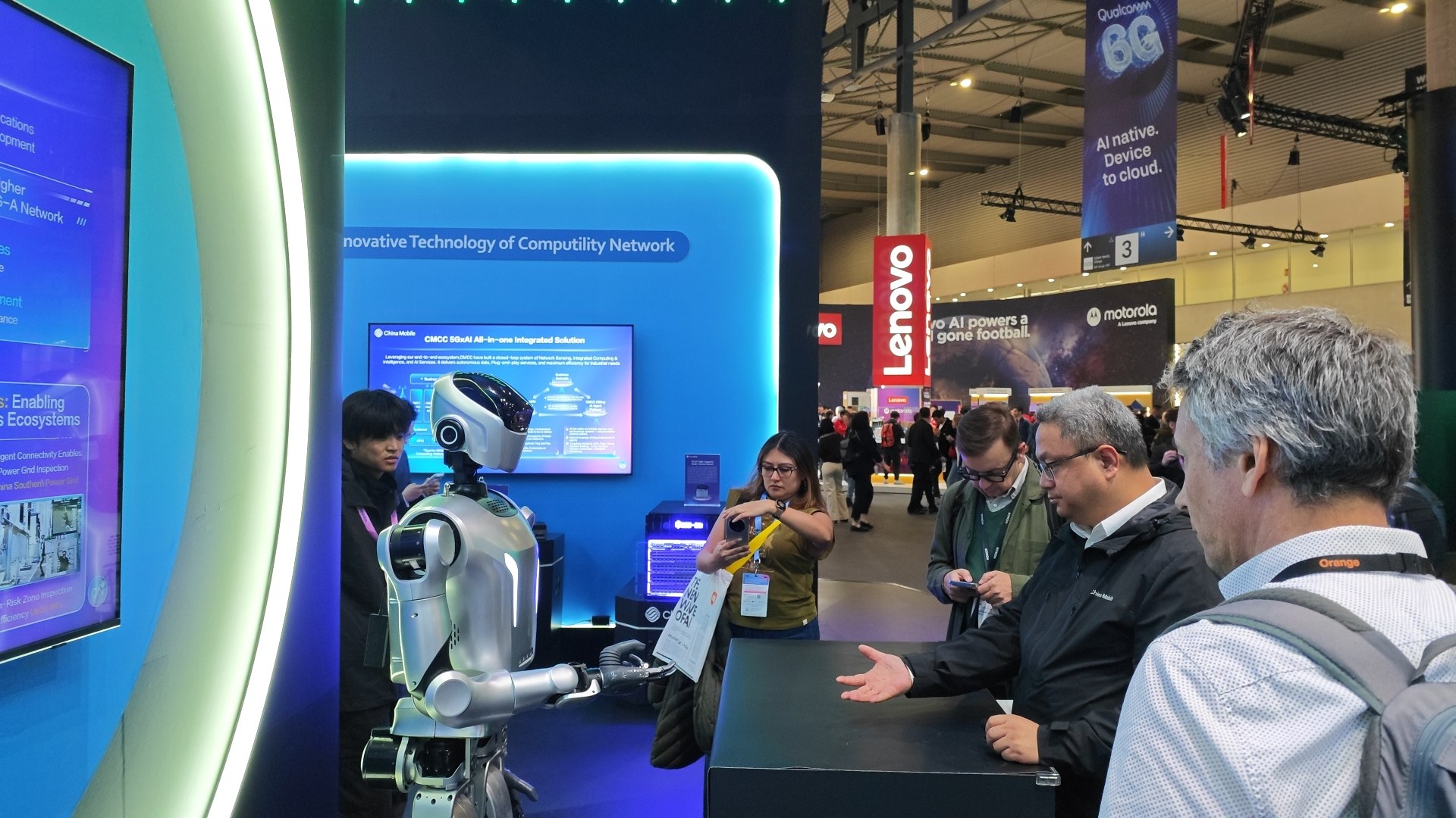 乐聚机器人与观众猜石头剪刀布