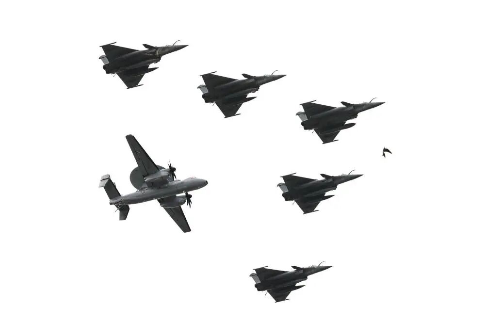 ▲2024年7月14日，在法国巴黎凯旋门附近，法国空军飞机参加国庆节阅兵式的飞行表演。新华社记者高静摄