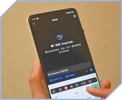 　　有问题找AI，已成为更多人的选择。图为用户在使用一款AI软件。　　新华社记者 黄宗治摄