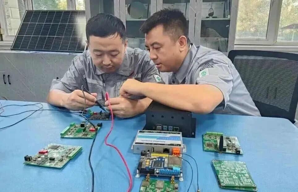 衡新博（右）指导员工业务工作（资料图）。