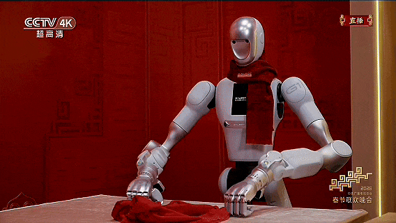 图/银河通用机器人叠衣服