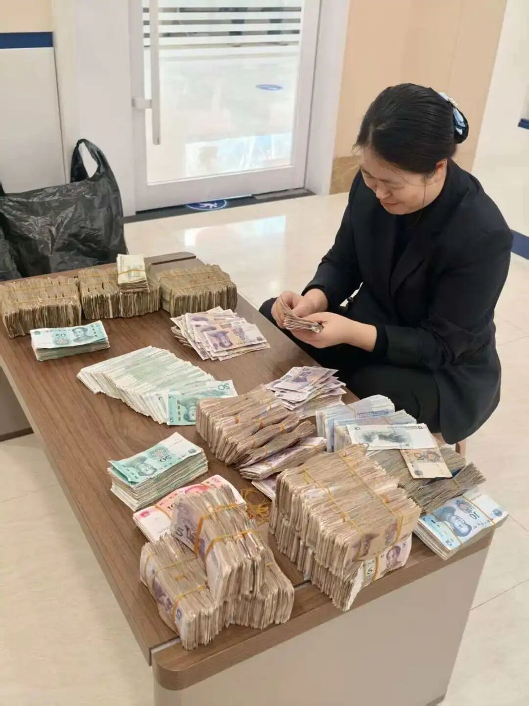 张菊在清点零钞