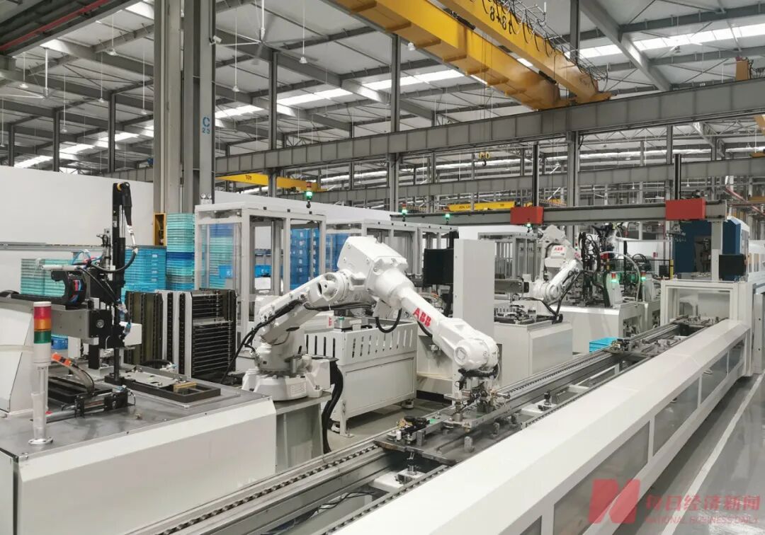 生产线上的工业机器人 图片来源：每经记者 叶晓丹 摄