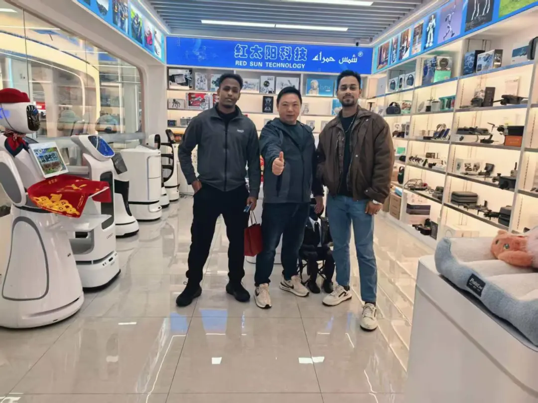 付华与中东客商 图片来源：受访者提供