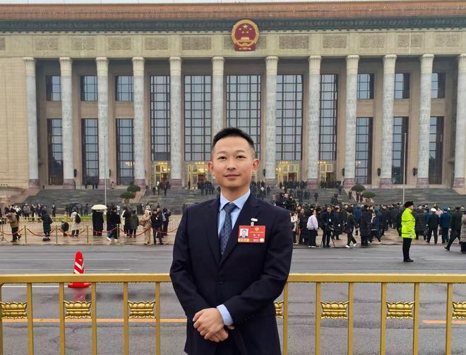 AI漫剧“洗稿”侵权频发何解？全国政协委员、知乎CEO周源：强化惩戒，让违规方“真正出血”_新浪财经_新浪网