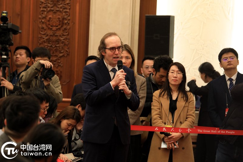 　　3月4日，十四届全国人大四次会议在北京人民大会堂举行新闻发布会。图为记者提问。（中国台湾网记者 李宁 摄）