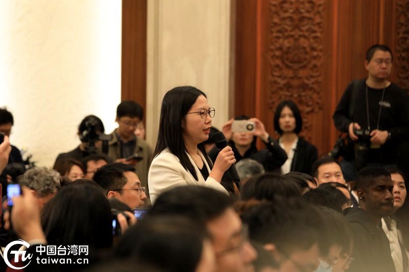 　　3月4日，十四届全国人大四次会议在北京人民大会堂举行新闻发布会。图为记者提问。（中国台湾网记者 李宁 摄）