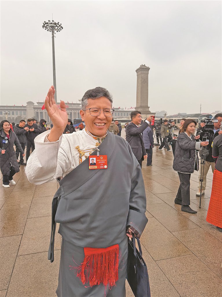 住藏全国政协委员达瓦顿珠向媒体挥手致意。记者 旦增旺姆 陶玥 琅青措 摄