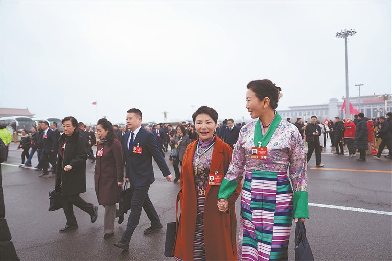 住藏全国政协委员正在步入会场。记者 旦增旺姆 陶玥 琅青措 摄
