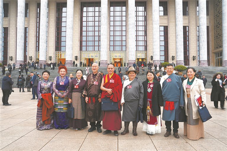 住藏全国政协委员在开幕会后合影。记者 旦增旺姆 陶玥 琅青措 摄