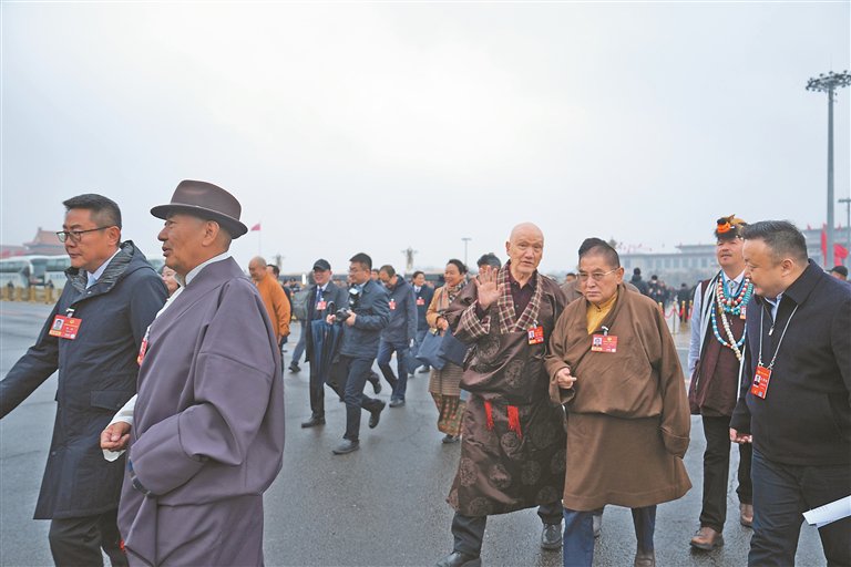 住藏全国政协委员正在步入会场。记者 旦增旺姆 陶玥 琅青措 摄