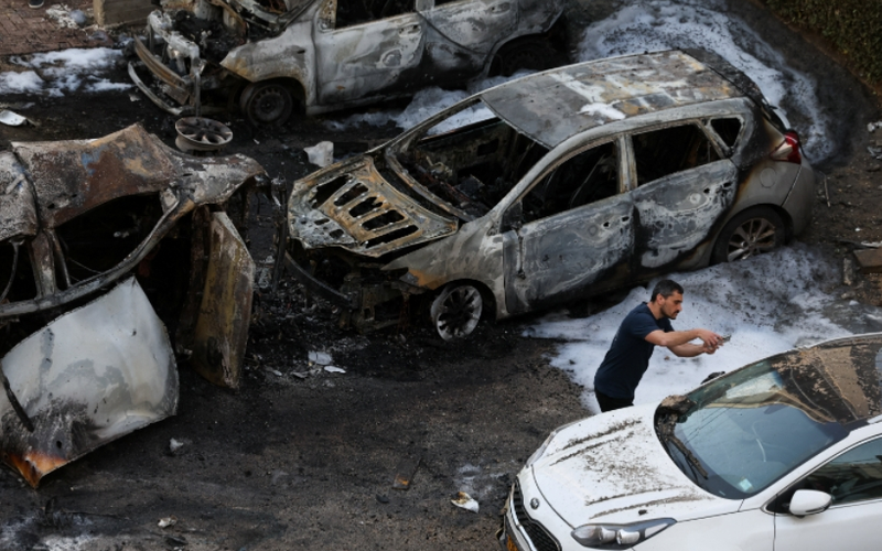 ▲当地时间2026年3月3日，以色列贝内贝拉克，美以伊冲突，当地遭伊朗导弹袭击，车辆受损严重。图/IC photo