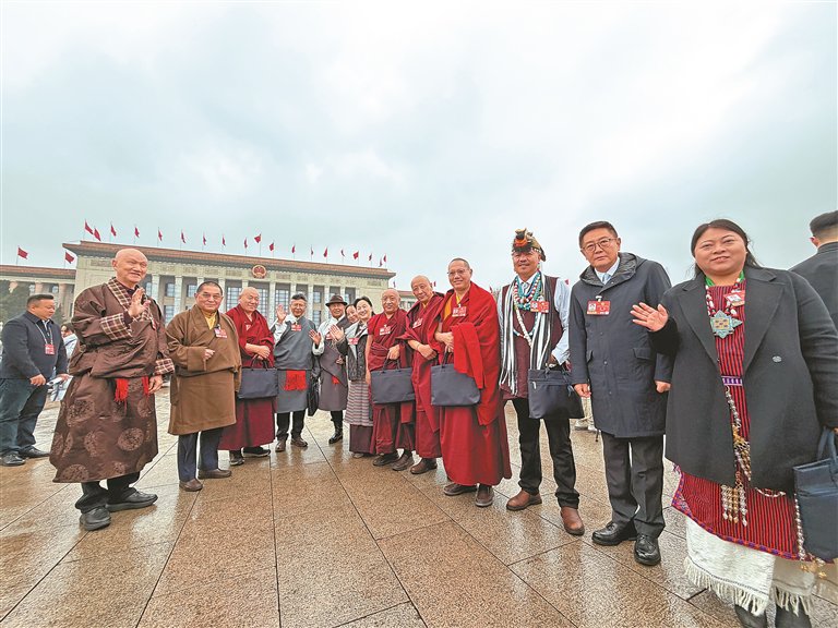 出席全国政协十四届四次会议的部分住藏全国政协委员在人民大会堂前合影。记者 旦增旺姆 陶玥 琅青措 摄
