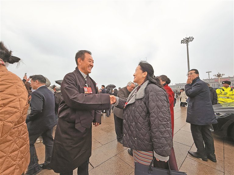 住藏全国政协委员在全国政协十四届四次会议开幕前交谈。记者 旦增旺姆 陶玥 琅青措 摄