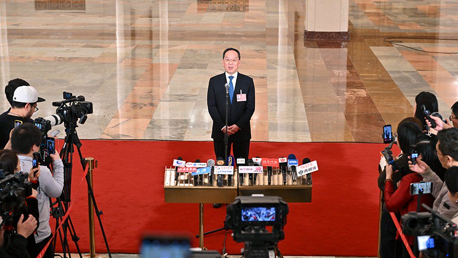 工业和信息化部部长李乐成接受媒体采访。新华社记者 李鑫/摄