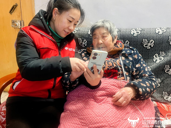 （湖北移动志愿者正细心地教老人使用手机，暖心服务助“银发族”跨越数字鸿沟）