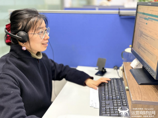 （在日常工作中，王思君用心倾听每一通电话，于细微处传递服务温度）