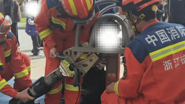 消防员展开救援。图源：浙江消防 