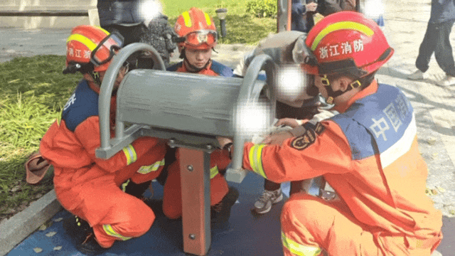 消防员到场了解情况。图源：浙江消防 
