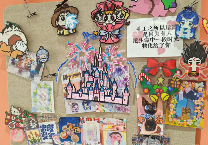 图为北京一家手作体验店里拼豆等手工作品的展示。记者　史丽　摄