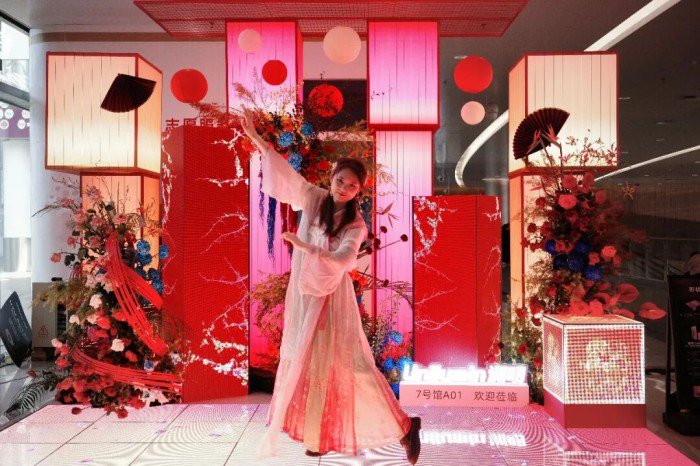 ▲南登陆大厅二楼公共空间-洲明LED艺术装置