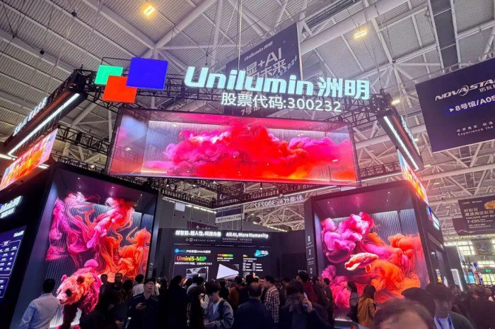 ▲洲明展位人气爆棚-数字门廊