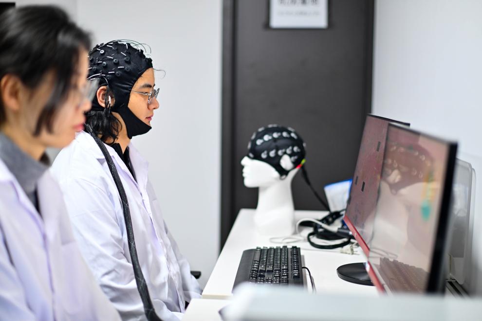 2026年2月27日，在位于天津滨海高新区的一家公司，工作人员进行脑机接口技术测试。新华社记者 赵子硕 摄