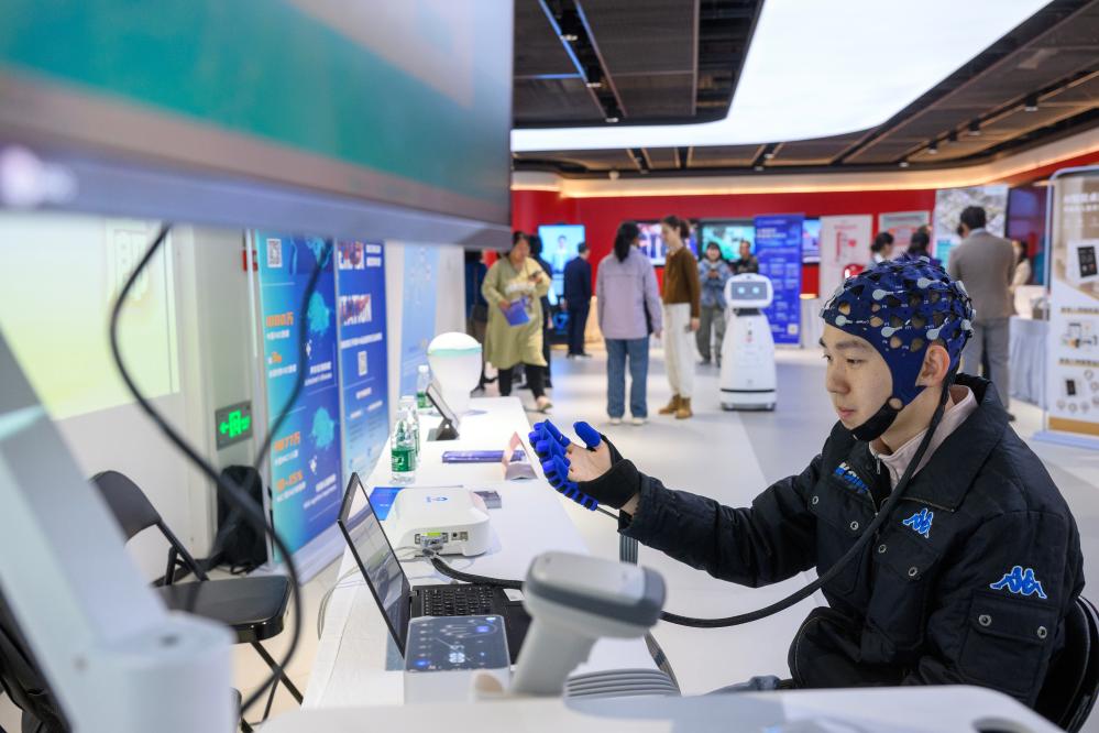 2025年10月25日，工程师演示脑机接口手部运动反馈康复训练系统。新华社记者 金良快 摄