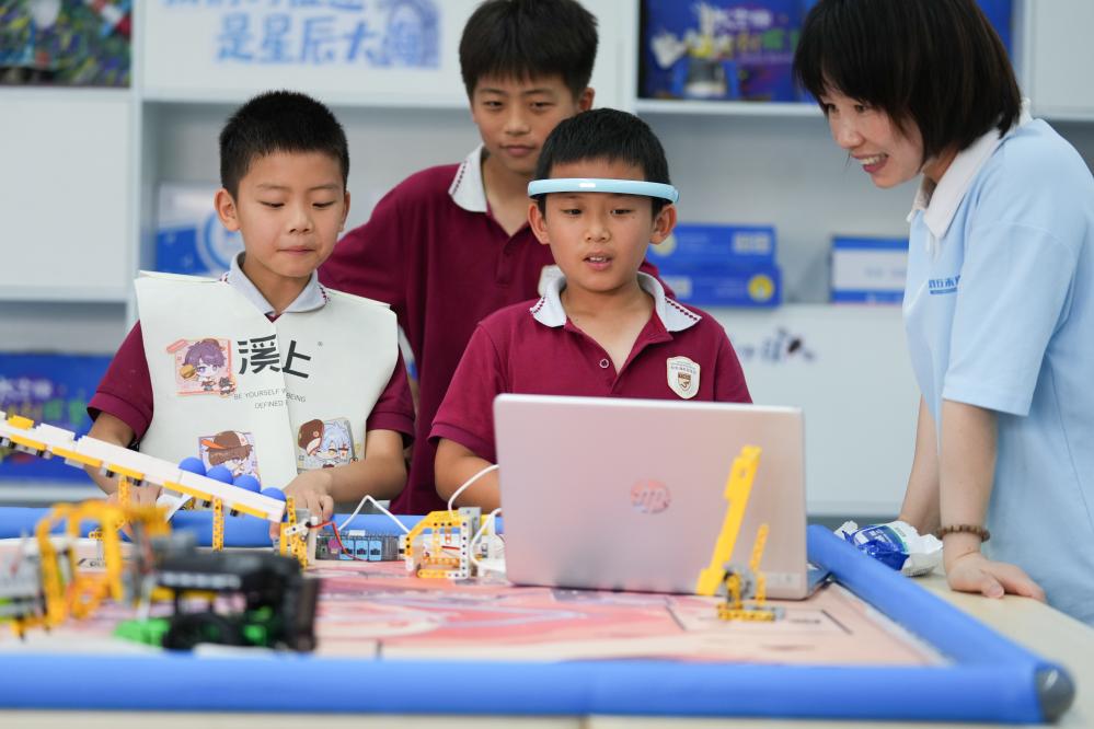 2025年5月30日，在长沙市天心区仰天湖实验学校，学生在科技节上体验“脑机星球”。新华社记者 陈泽国 摄