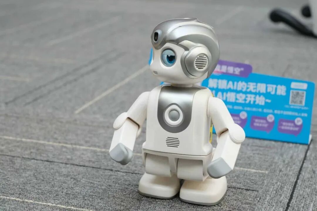 桌面机器人正在和游客互动