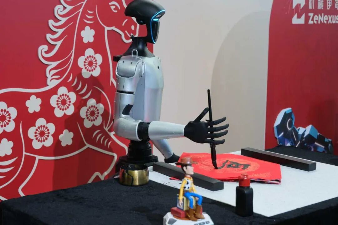 机器人正在展示书法
