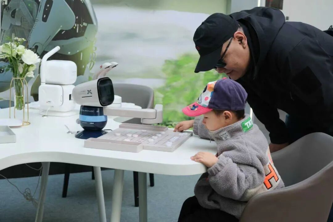 小朋友正在店内体验智能下棋机器人