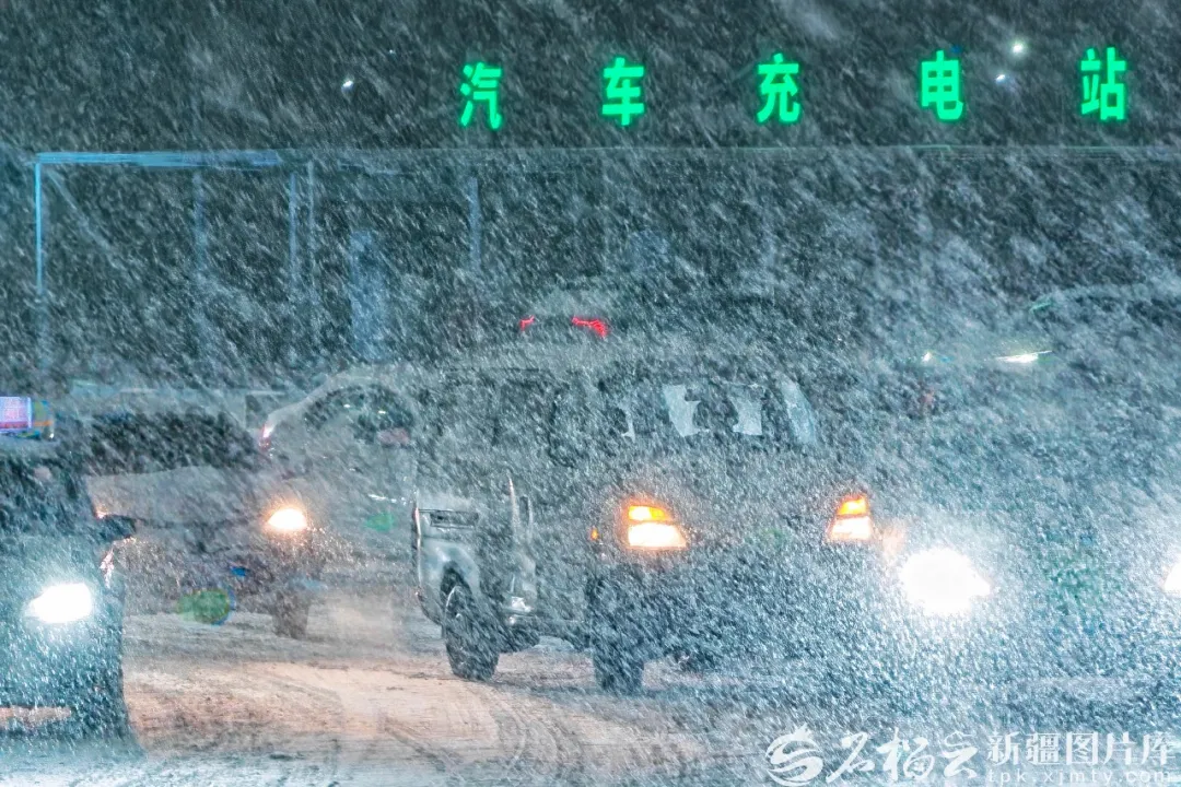 车辆在乌鲁木齐市青年路上行驶（资料图片）。石榴云/新疆日报记者 蔡增乐摄