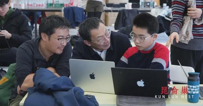 图注：施清荃小朋友在昆仑巢举办的“OpenClaw周末黑客松”活动上给大家演示