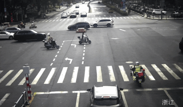 △两辆警用摩托车一前一后为救护车护航 