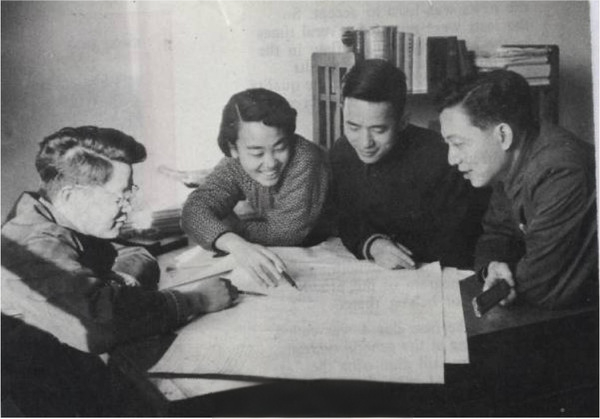 ▲1955年闵恩泽（右一）回国后迅速投入科研工作（图片来源：院士文库）