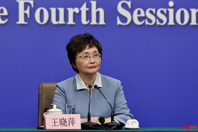 ▲人力资源和社会保障部部长王晓萍 红星新闻记者 张炎良 摄